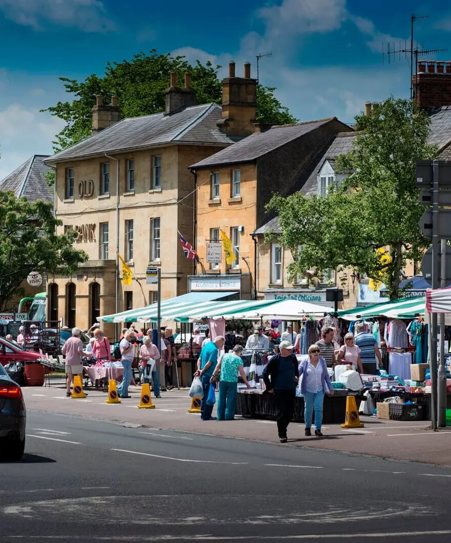 Moreton-in-Marsh busy street